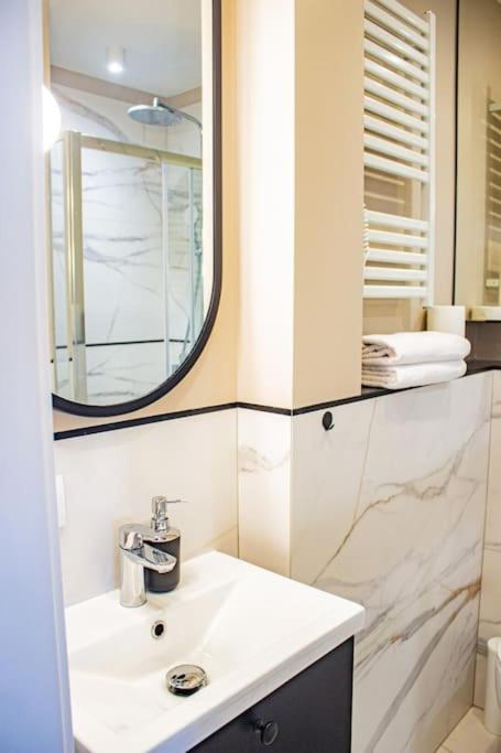 Central Apartment With Balcony And Views, Old Town, Metro Warsawa Bagian luar foto