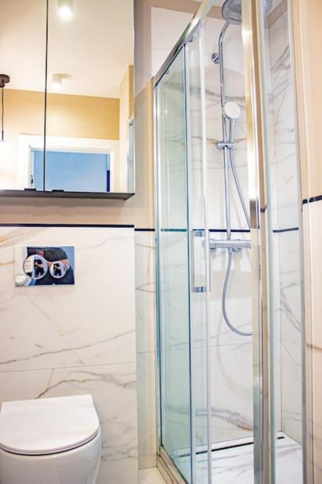 Central Apartment With Balcony And Views, Old Town, Metro Warsawa Bagian luar foto