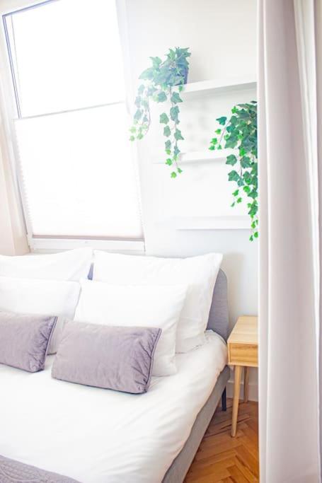 Central Apartment With Balcony And Views, Old Town, Metro Warsawa Bagian luar foto