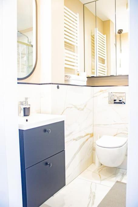 Central Apartment With Balcony And Views, Old Town, Metro Warsawa Bagian luar foto