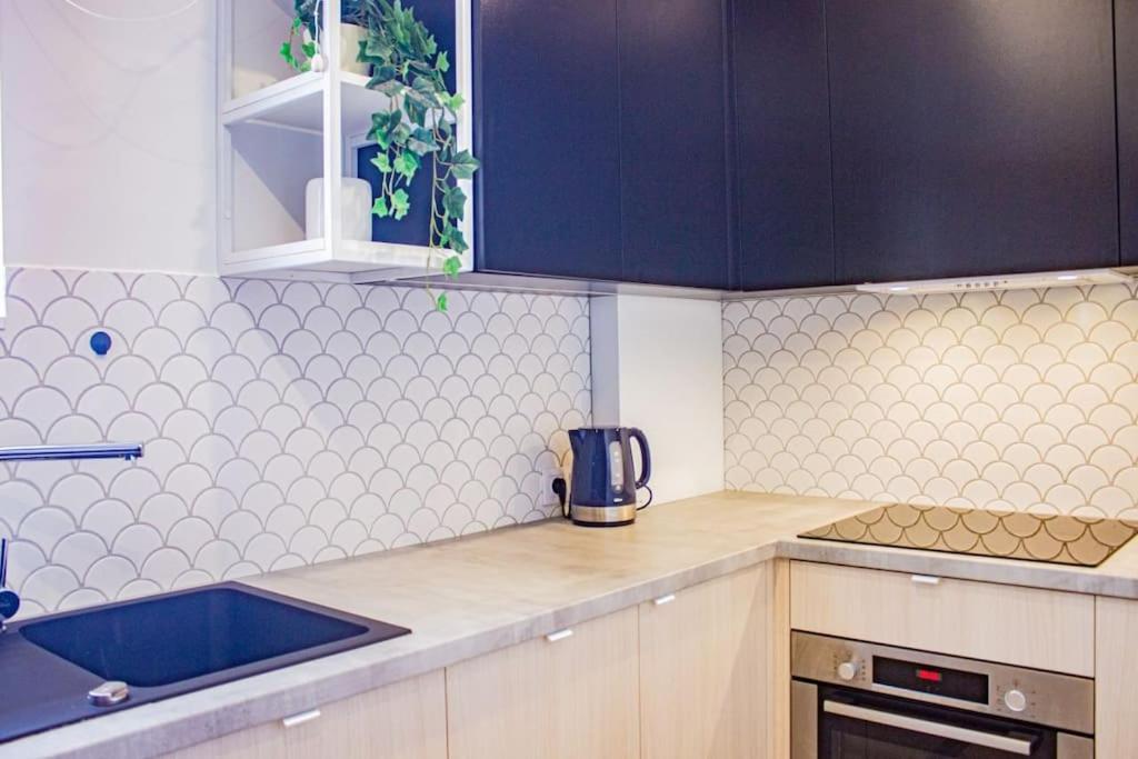Central Apartment With Balcony And Views, Old Town, Metro Warsawa Bagian luar foto