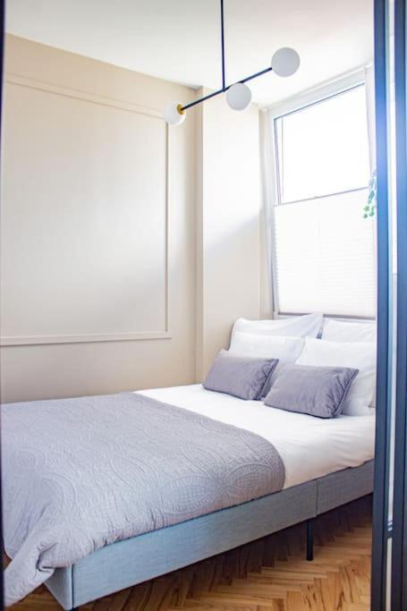 Central Apartment With Balcony And Views, Old Town, Metro Warsawa Bagian luar foto