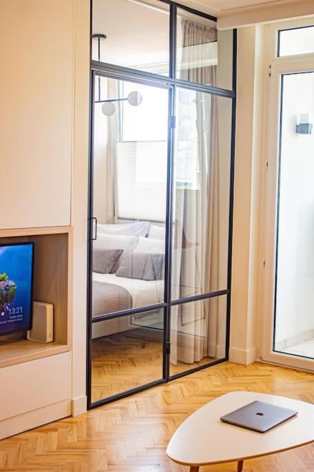 Central Apartment With Balcony And Views, Old Town, Metro Warsawa Bagian luar foto