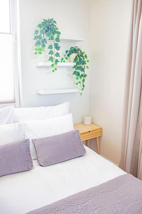 Central Apartment With Balcony And Views, Old Town, Metro Warsawa Bagian luar foto