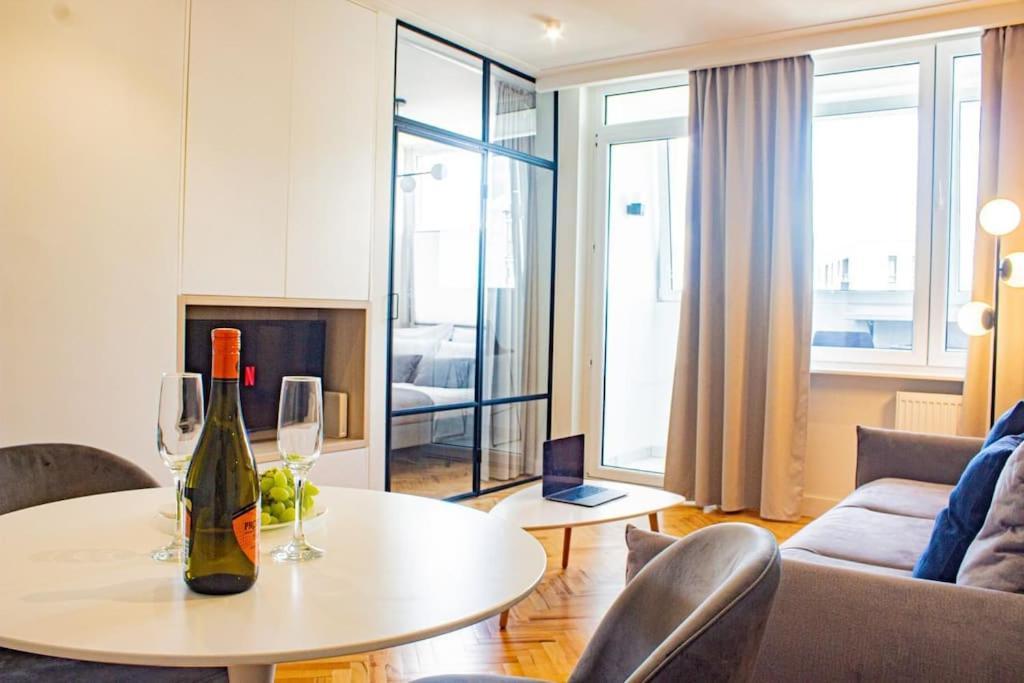 Central Apartment With Balcony And Views, Old Town, Metro Warsawa Bagian luar foto