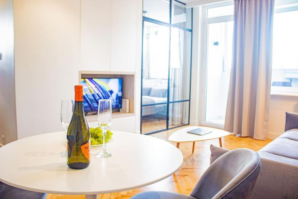 Central Apartment With Balcony And Views, Old Town, Metro Warsawa Bagian luar foto